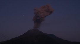 Gunung Lewotobi Laki-Laki di Flores Timur, NTT, kembali meletus dashyat dengan memuntahkan abu vulkanik 1.500 meter, Senin (8/6/2026). Foto: Ist.