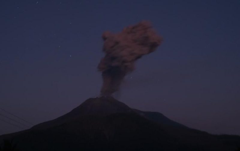 Gunung Lewotobi Laki-Laki di Flores Timur, NTT, kembali meletus dashyat dengan memuntahkan abu vulkanik 1.500 meter, Senin (8/6/2026). Foto: Ist.