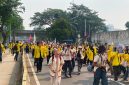 Mahasiswa UI yang akan menggelar unjuk rasa di Bundaran HI terpantau melanjutkan perjalanan dengan longmarch menuju Bundaran HI. Foto: Ist.