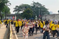Mahasiswa UI yang akan menggelar unjuk rasa di Bundaran HI terpantau melanjutkan perjalanan dengan longmarch menuju Bundaran HI. Foto: Ist.