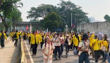 Mahasiswa UI yang akan menggelar unjuk rasa di Bundaran HI terpantau melanjutkan perjalanan dengan longmarch menuju Bundaran HI. Foto: Ist.