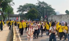 Aksi Mahasiswa UI: Sempat Terblokade dan Bersitegang, Akhirnya Berjalan Kaki Menuju Bundaran HI