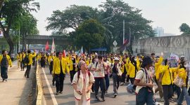 Mahasiswa UI yang akan menggelar unjuk rasa di Bundaran HI terpantau melanjutkan perjalanan dengan longmarch menuju Bundaran HI. Foto: Ist.
