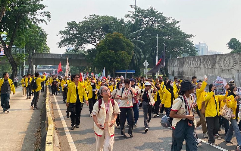 Mahasiswa UI yang akan menggelar unjuk rasa di Bundaran HI terpantau melanjutkan perjalanan dengan longmarch menuju Bundaran HI. Foto: Ist.