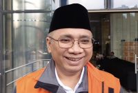 Yaqut Cholil Qoumas atau Gus Yaqut, mantan Menteri Agama yang kini menjadi tersangka kasus dugaan korupsi pengelolaan kuota haji periode 2023–2024. Ia saat ini menjalani pembantaran penahanan di rumah sakit karena mengalami gangguan saluran pencernaan yang memerlukan perawatan inap, sementara proses hukum dan penyidikan kasusnya tetap berjalan di bawah pengawasan ketat Komisi Pemberantasan Korupsi (KPK). Foto: Ist.