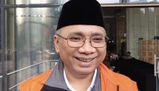 Yaqut Cholil Qoumas atau Gus Yaqut, mantan Menteri Agama yang kini menjadi tersangka kasus dugaan korupsi pengelolaan kuota haji periode 2023–2024. Ia saat ini menjalani pembantaran penahanan di rumah sakit karena mengalami gangguan saluran pencernaan yang memerlukan perawatan inap, sementara proses hukum dan penyidikan kasusnya tetap berjalan di bawah pengawasan ketat Komisi Pemberantasan Korupsi (KPK). Foto: Ist.