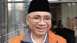 Yaqut Cholil Qoumas atau Gus Yaqut, mantan Menteri Agama yang kini menjadi tersangka kasus dugaan korupsi pengelolaan kuota haji periode 2023–2024. Ia saat ini menjalani pembantaran penahanan di rumah sakit karena mengalami gangguan saluran pencernaan yang memerlukan perawatan inap, sementara proses hukum dan penyidikan kasusnya tetap berjalan di bawah pengawasan ketat Komisi Pemberantasan Korupsi (KPK). Foto: Ist.
