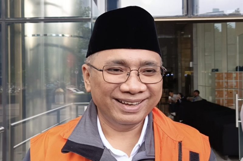 Yaqut Cholil Qoumas atau Gus Yaqut, mantan Menteri Agama yang kini menjadi tersangka kasus dugaan korupsi pengelolaan kuota haji periode 2023–2024. Ia saat ini menjalani pembantaran penahanan di rumah sakit karena mengalami gangguan saluran pencernaan yang memerlukan perawatan inap, sementara proses hukum dan penyidikan kasusnya tetap berjalan di bawah pengawasan ketat Komisi Pemberantasan Korupsi (KPK). Foto: Ist.