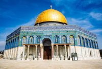 Kompleks Masjid Al-Aqsa/Al-Haram Al-Sharif di Yerusalem Timur, situs suci yang menjadi sorotan internasional. Indonesia bersama tujuh negara lain mengecam keras serangan dan aksi provokasi pemukim ekstremis Israel di kawasan ini, yang dinilai melanggar hukum internasional, mengubah status quo historis, serta mengancam kesucian tempat ibadah umat Islam. Foto: Ist.