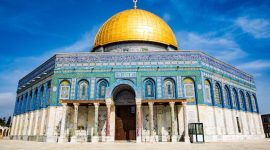 Kompleks Masjid Al-Aqsa/Al-Haram Al-Sharif di Yerusalem Timur, situs suci yang menjadi sorotan internasional. Indonesia bersama tujuh negara lain mengecam keras serangan dan aksi provokasi pemukim ekstremis Israel di kawasan ini, yang dinilai melanggar hukum internasional, mengubah status quo historis, serta mengancam kesucian tempat ibadah umat Islam. Foto: Ist.