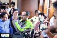 Mantan Menteri Pendidikan, Kebudayaan, Riset dan Teknologi Nadiem Makarim tampak memberi salam dan menyapa awak media serta pendukungnya saat tiba di Pengadilan Tipikor Jakarta, Selasa (2/6/2026). Foto: Ist.