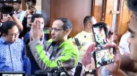 Mantan Menteri Pendidikan, Kebudayaan, Riset dan Teknologi Nadiem Makarim tampak memberi salam dan menyapa awak media serta pendukungnya saat tiba di Pengadilan Tipikor Jakarta, Selasa (2/6/2026). Foto: Ist.
