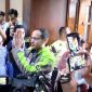 Mantan Menteri Pendidikan, Kebudayaan, Riset dan Teknologi Nadiem Makarim tampak memberi salam dan menyapa awak media serta pendukungnya saat tiba di Pengadilan Tipikor Jakarta, Selasa (2/6/2026). Foto: Ist.