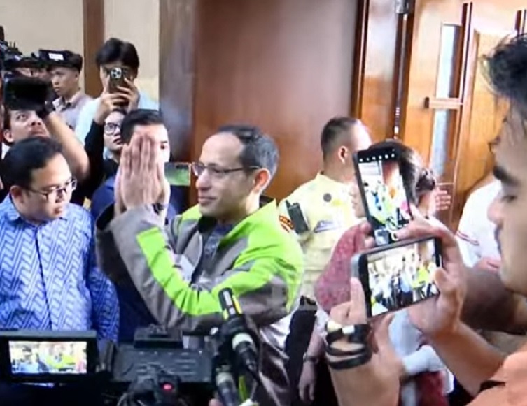 Mantan Menteri Pendidikan, Kebudayaan, Riset dan Teknologi Nadiem Makarim tampak memberi salam dan menyapa awak media serta pendukungnya saat tiba di Pengadilan Tipikor Jakarta, Selasa (2/6/2026). Foto: Ist.