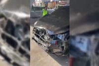 Tangkapan layar mobil warga ringsek usai ditabrak mobil oknum polisi yang terbakar cemburu di Kota Medan. Foto: Ist.
