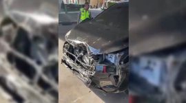 Tangkapan layar mobil warga ringsek usai ditabrak mobil oknum polisi yang terbakar cemburu di Kota Medan. Foto: Ist.
