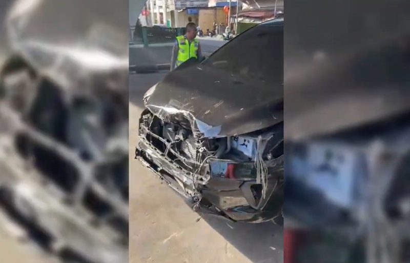 Tangkapan layar mobil warga ringsek usai ditabrak mobil oknum polisi yang terbakar cemburu di Kota Medan. Foto: Ist.