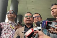 Kuasa hukum Roy Suryo dan Tifauzia Tyassuma, Abdul Gafur Sangadji, memberikan keterangan kepada awak media di lingkungan Kejaksaan Negeri Jakarta Selatan, Senin (22/6/2026). Foto: Ist.
