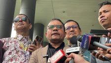Kuasa hukum Roy Suryo dan Tifauzia Tyassuma, Abdul Gafur Sangadji, memberikan keterangan kepada awak media di lingkungan Kejaksaan Negeri Jakarta Selatan, Senin (22/6/2026). Foto: Ist.