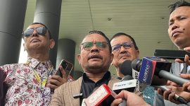 Kuasa hukum Roy Suryo dan Tifauzia Tyassuma, Abdul Gafur Sangadji, memberikan keterangan kepada awak media di lingkungan Kejaksaan Negeri Jakarta Selatan, Senin (22/6/2026). Foto: Ist.