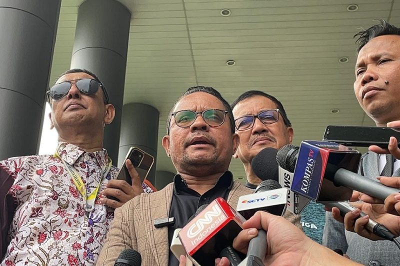 Kuasa hukum Roy Suryo dan Tifauzia Tyassuma, Abdul Gafur Sangadji, memberikan keterangan kepada awak media di lingkungan Kejaksaan Negeri Jakarta Selatan, Senin (22/6/2026). Foto: Ist.