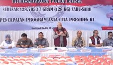 Ditresnarkoba Polda Kalimantan Selatan menunjukkan barang bukti sabu seberat lebih dari 128 kilogram hasil pengungkapan jaringan narkoba internasional di Banjarmasin. Foto: Ist.