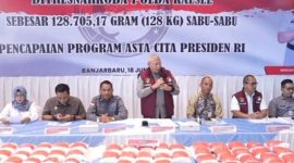 Ditresnarkoba Polda Kalimantan Selatan menunjukkan barang bukti sabu seberat lebih dari 128 kilogram hasil pengungkapan jaringan narkoba internasional di Banjarmasin. Foto: Ist.