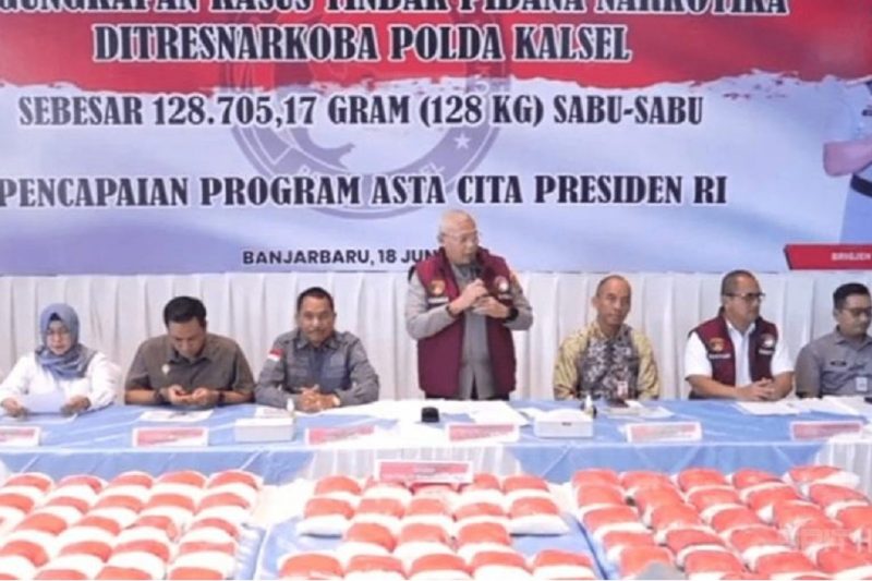 Ditresnarkoba Polda Kalimantan Selatan menunjukkan barang bukti sabu seberat lebih dari 128 kilogram hasil pengungkapan jaringan narkoba internasional di Banjarmasin. Foto: Ist.