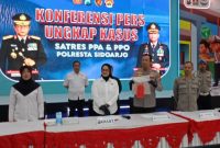 Suasana konferensi pers ungkap kasus yang digelar Satres PPA & PPO Polresta Sidoarjo, Jumat (5/6/2026). Pihak kepolisian displaying barang bukti berupa pakaian dan pil KB, terkait kasus kejahatan seksual yang dilakukan SP (58), ayah kandung yang memperkosa anak perempuannya berusia 13 tahun berulang kali selama dua bulan serta memaksanya minum pil KB agar tidak hamil. Pelaku telah ditetapkan sebagai tersangka dan dijerat pasal berlapis dengan ancaman hukuman berat. Foto: Ist.