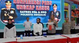 Suasana konferensi pers ungkap kasus yang digelar Satres PPA & PPO Polresta Sidoarjo, Jumat (5/6/2026). Pihak kepolisian displaying barang bukti berupa pakaian dan pil KB, terkait kasus kejahatan seksual yang dilakukan SP (58), ayah kandung yang memperkosa anak perempuannya berusia 13 tahun berulang kali selama dua bulan serta memaksanya minum pil KB agar tidak hamil. Pelaku telah ditetapkan sebagai tersangka dan dijerat pasal berlapis dengan ancaman hukuman berat. Foto: Ist.