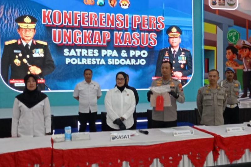 Suasana konferensi pers ungkap kasus yang digelar Satres PPA & PPO Polresta Sidoarjo, Jumat (5/6/2026). Pihak kepolisian displaying barang bukti berupa pakaian dan pil KB, terkait kasus kejahatan seksual yang dilakukan SP (58), ayah kandung yang memperkosa anak perempuannya berusia 13 tahun berulang kali selama dua bulan serta memaksanya minum pil KB agar tidak hamil. Pelaku telah ditetapkan sebagai tersangka dan dijerat pasal berlapis dengan ancaman hukuman berat. Foto: Ist.