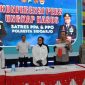 Suasana konferensi pers ungkap kasus yang digelar Satres PPA & PPO Polresta Sidoarjo, Jumat (5/6/2026). Pihak kepolisian displaying barang bukti berupa pakaian dan pil KB, terkait kasus kejahatan seksual yang dilakukan SP (58), ayah kandung yang memperkosa anak perempuannya berusia 13 tahun berulang kali selama dua bulan serta memaksanya minum pil KB agar tidak hamil. Pelaku telah ditetapkan sebagai tersangka dan dijerat pasal berlapis dengan ancaman hukuman berat. Foto: Ist.