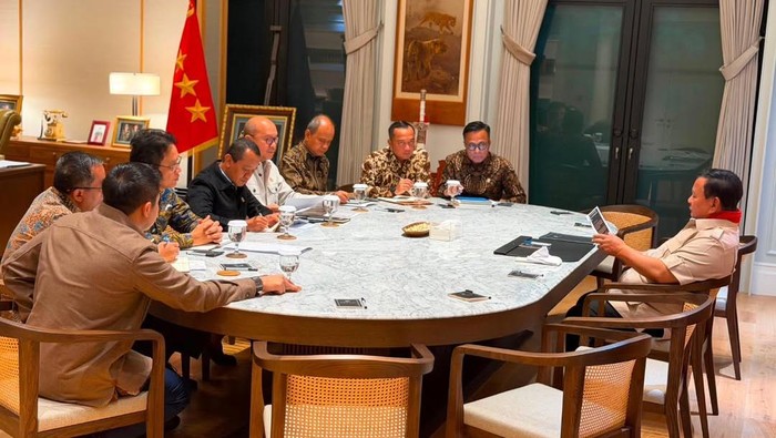 Presiden Prabowo Subianto (kanan) menerima laporan dari Menteri Investasi dan Hilirisasi sekaligus Kepala BPI Danantara, Rosan Roeslani, didampingi sejumlah menteri dan pejabat Kabinet Merah Putih, dalam pertemuan di kediaman resmi Presiden di kawasan Kertanegara, Jakarta, Minggu (14/6/2026). Foto: Ist.