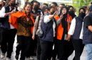 Tersangka Roy Suryo dan Tifauzia Tyassuma atau Dokter Tifa terlihat didampingi petugas saat dibawa ke Kejaksaan Negeri Jakarta Selatan, Senin (22/6/2026). Keduanya mengenakan rompi oranye tanda tersangka, dengan sikap yang tegas menyatakan menolak tawaran perdamaian dalam kasus dugaan fitnah terkait ijazah Presiden ke-7 Joko Widodo, serta memilih melanjutkan proses hukum hingga ke persidangan untuk mendapatkan kepastian hukum. Foto: Ist.