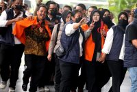Tersangka Roy Suryo dan Tifauzia Tyassuma atau Dokter Tifa terlihat didampingi petugas saat dibawa ke Kejaksaan Negeri Jakarta Selatan, Senin (22/6/2026). Keduanya mengenakan rompi oranye tanda tersangka, dengan sikap yang tegas menyatakan menolak tawaran perdamaian dalam kasus dugaan fitnah terkait ijazah Presiden ke-7 Joko Widodo, serta memilih melanjutkan proses hukum hingga ke persidangan untuk mendapatkan kepastian hukum. Foto: Ist.