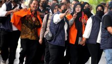 Tersangka Roy Suryo dan Tifauzia Tyassuma atau Dokter Tifa terlihat didampingi petugas saat dibawa ke Kejaksaan Negeri Jakarta Selatan, Senin (22/6/2026). Keduanya mengenakan rompi oranye tanda tersangka, dengan sikap yang tegas menyatakan menolak tawaran perdamaian dalam kasus dugaan fitnah terkait ijazah Presiden ke-7 Joko Widodo, serta memilih melanjutkan proses hukum hingga ke persidangan untuk mendapatkan kepastian hukum. Foto: Ist.