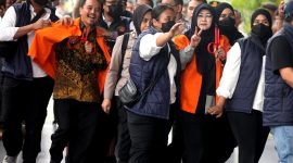 Tersangka Roy Suryo dan Tifauzia Tyassuma atau Dokter Tifa terlihat didampingi petugas saat dibawa ke Kejaksaan Negeri Jakarta Selatan, Senin (22/6/2026). Keduanya mengenakan rompi oranye tanda tersangka, dengan sikap yang tegas menyatakan menolak tawaran perdamaian dalam kasus dugaan fitnah terkait ijazah Presiden ke-7 Joko Widodo, serta memilih melanjutkan proses hukum hingga ke persidangan untuk mendapatkan kepastian hukum. Foto: Ist.