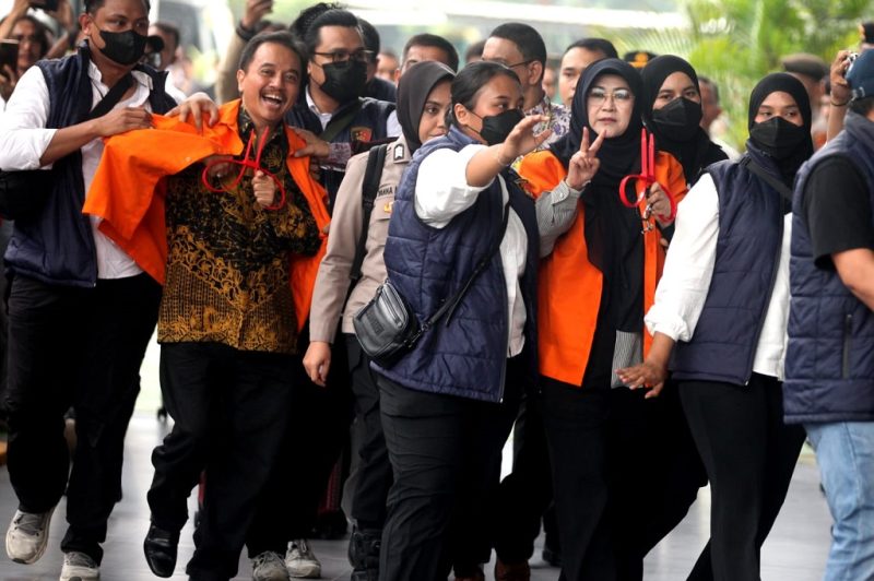 Tersangka Roy Suryo dan Tifauzia Tyassuma atau Dokter Tifa terlihat didampingi petugas saat dibawa ke Kejaksaan Negeri Jakarta Selatan, Senin (22/6/2026). Keduanya mengenakan rompi oranye tanda tersangka, dengan sikap yang tegas menyatakan menolak tawaran perdamaian dalam kasus dugaan fitnah terkait ijazah Presiden ke-7 Joko Widodo, serta memilih melanjutkan proses hukum hingga ke persidangan untuk mendapatkan kepastian hukum. Foto: Ist.