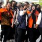 Tersangka Roy Suryo dan Tifauzia Tyassuma atau Dokter Tifa terlihat didampingi petugas saat dibawa ke Kejaksaan Negeri Jakarta Selatan, Senin (22/6/2026). Keduanya mengenakan rompi oranye tanda tersangka, dengan sikap yang tegas menyatakan menolak tawaran perdamaian dalam kasus dugaan fitnah terkait ijazah Presiden ke-7 Joko Widodo, serta memilih melanjutkan proses hukum hingga ke persidangan untuk mendapatkan kepastian hukum. Foto: Ist.