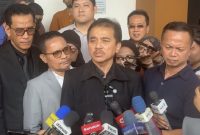 Roy Suryo (tengah), didampingi tim hukumnya, memberikan keterangan pers yang penuh emosi setelah menghadiri sidang praperadilan di PN Jakarta Selatan, di mana ia menuding proses hukum terhadap dirinya sebagai bentuk sandiwara dan kriminalisasi oleh Polda Metro Jaya. Foto: Ist.