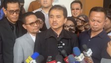 Roy Suryo (tengah), didampingi tim hukumnya, memberikan keterangan pers yang penuh emosi setelah menghadiri sidang praperadilan di PN Jakarta Selatan, di mana ia menuding proses hukum terhadap dirinya sebagai bentuk sandiwara dan kriminalisasi oleh Polda Metro Jaya. Foto: Ist.