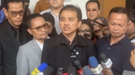Roy Suryo (tengah), didampingi tim hukumnya, memberikan keterangan pers yang penuh emosi setelah menghadiri sidang praperadilan di PN Jakarta Selatan, di mana ia menuding proses hukum terhadap dirinya sebagai bentuk sandiwara dan kriminalisasi oleh Polda Metro Jaya. Foto: Ist.
