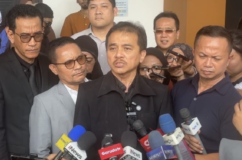 Roy Suryo (tengah), didampingi tim hukumnya, memberikan keterangan pers yang penuh emosi setelah menghadiri sidang praperadilan di PN Jakarta Selatan, di mana ia menuding proses hukum terhadap dirinya sebagai bentuk sandiwara dan kriminalisasi oleh Polda Metro Jaya. Foto: Ist.