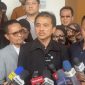 Roy Suryo (tengah), didampingi tim hukumnya, memberikan keterangan pers yang penuh emosi setelah menghadiri sidang praperadilan di PN Jakarta Selatan, di mana ia menuding proses hukum terhadap dirinya sebagai bentuk sandiwara dan kriminalisasi oleh Polda Metro Jaya. Foto: Ist.