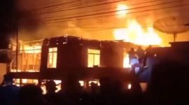 Kobaran api besar melahap rumah milik orang tua mantan Pj Bupati Kerinci, Asraf, hingga merambat ke kediaman Asraf sendiri di Kabupaten Kerinci, Jambi, Jumat (5/6/2026) malam. Foto: Ist.