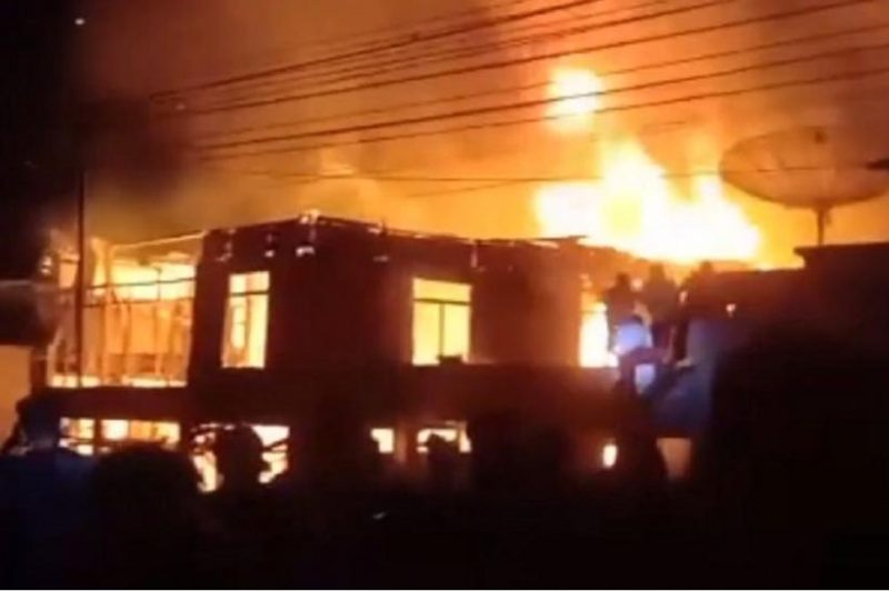 Kobaran api besar melahap rumah milik orang tua mantan Pj Bupati Kerinci, Asraf, hingga merambat ke kediaman Asraf sendiri di Kabupaten Kerinci, Jambi, Jumat (5/6/2026) malam. Foto: Ist.