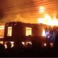 Kobaran api besar melahap rumah milik orang tua mantan Pj Bupati Kerinci, Asraf, hingga merambat ke kediaman Asraf sendiri di Kabupaten Kerinci, Jambi, Jumat (5/6/2026) malam. Foto: Ist.