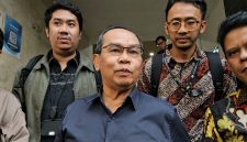 Guru Besar Ilmu Politik UIN Jakarta, Saiful Mujani, rampung diperiksa polisi. Foto: Ist.