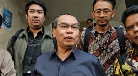 Guru Besar Ilmu Politik UIN Jakarta, Saiful Mujani, rampung diperiksa polisi. Foto: Ist.