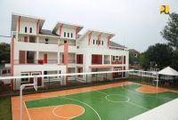 Gedung Sekolah Rakyat dengan desain modern yang kini menjadi program prioritas pemerintah. Proyek kejar tayang ini tengah disorot menyusul adanya sengkarut keterlambatan pembayaran honorarium para arsitek individu yang terlibat dalam tahap perencanaan. (Foto: Dok. Kementerian PU)
